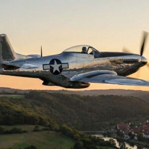 Mustang P51 fliegt über Landschaft und Stadt