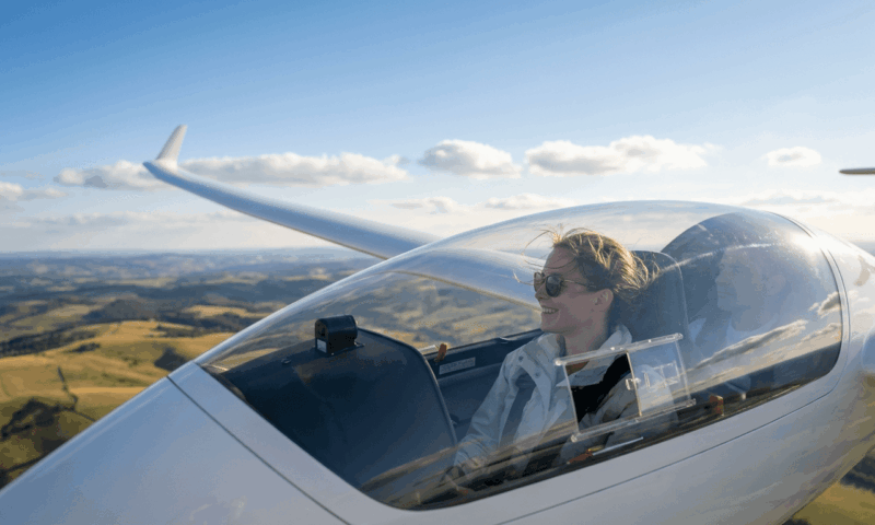 Segelflug-Perspektive: Cockpit mit Blick über Hügellandschaft